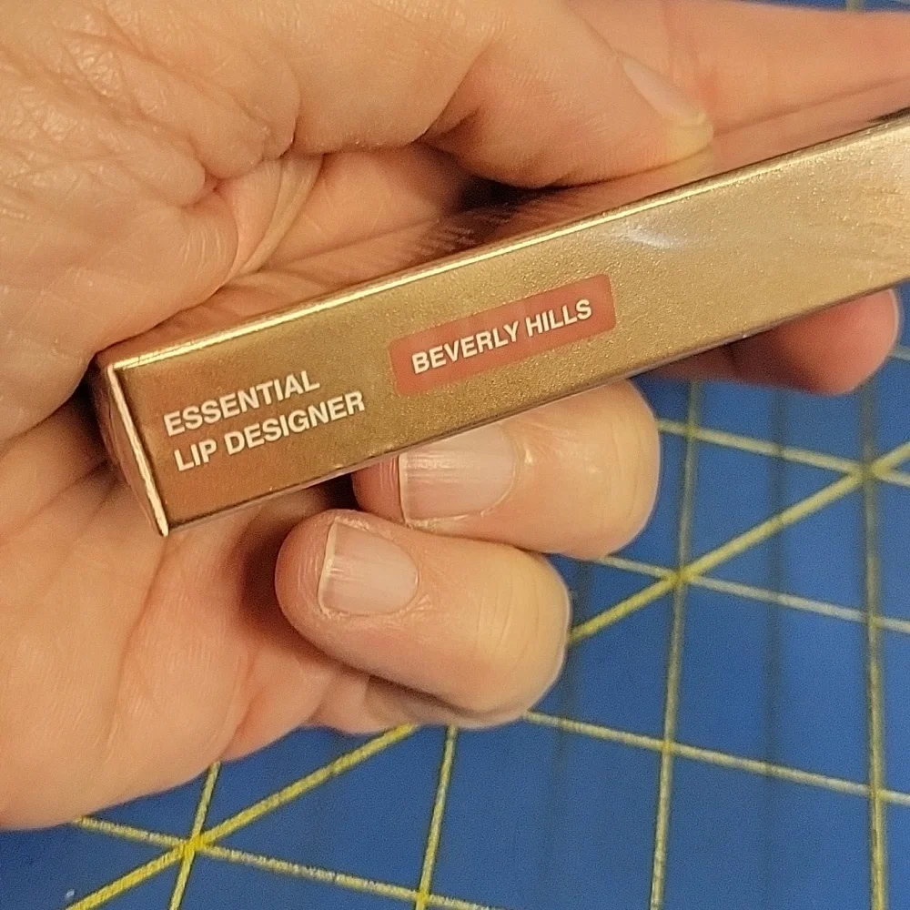 Bisha Essential Lip Beverly Hills Rosey Nude Designer Crayon 0.3g New Sealed Box